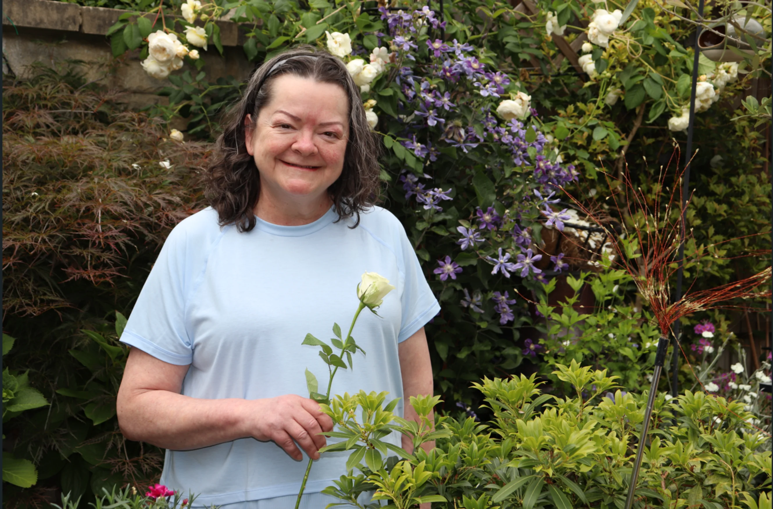 Sara holding her white rose, calling for a cancer-free future