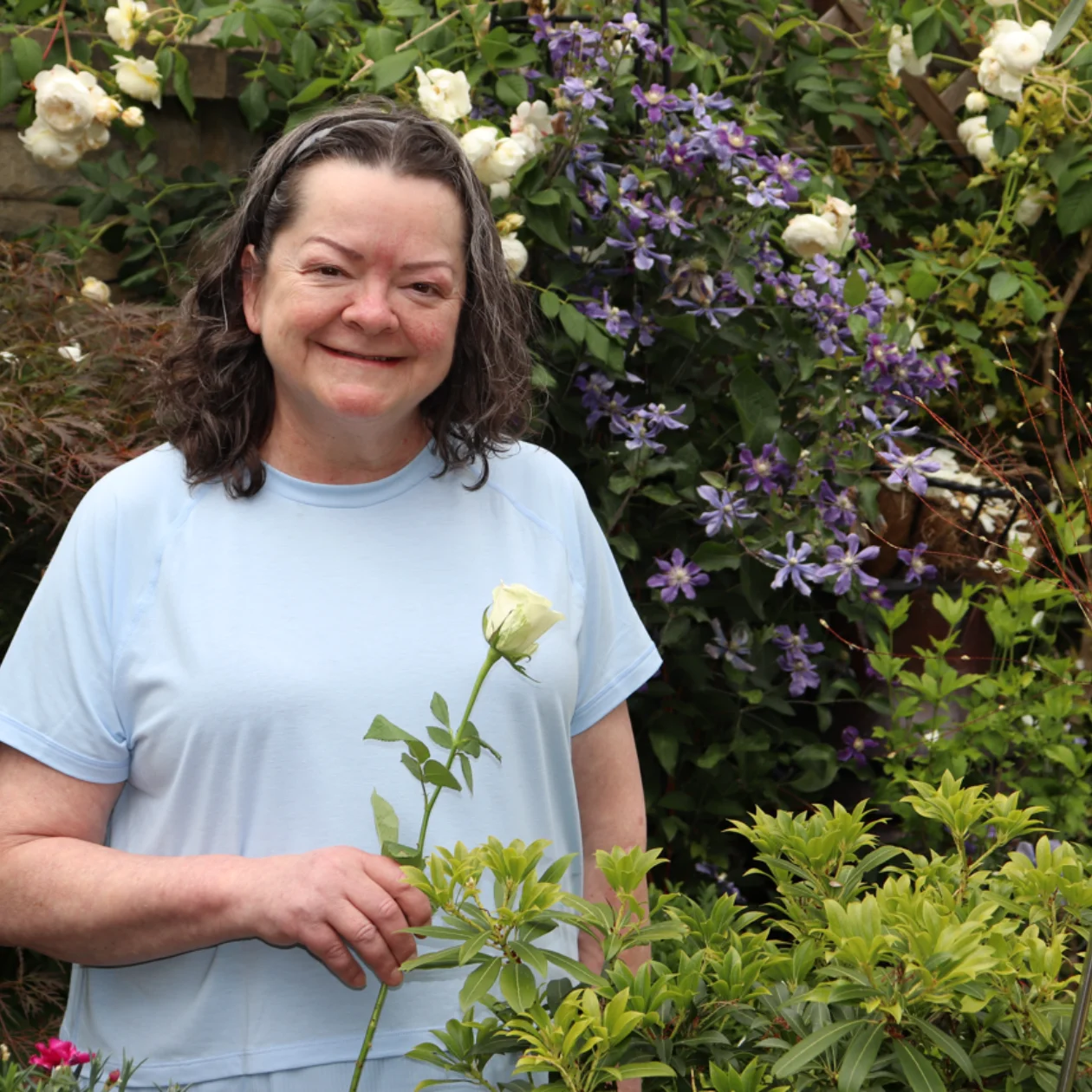 Sara holding her white rose, calling for a cancer-free future