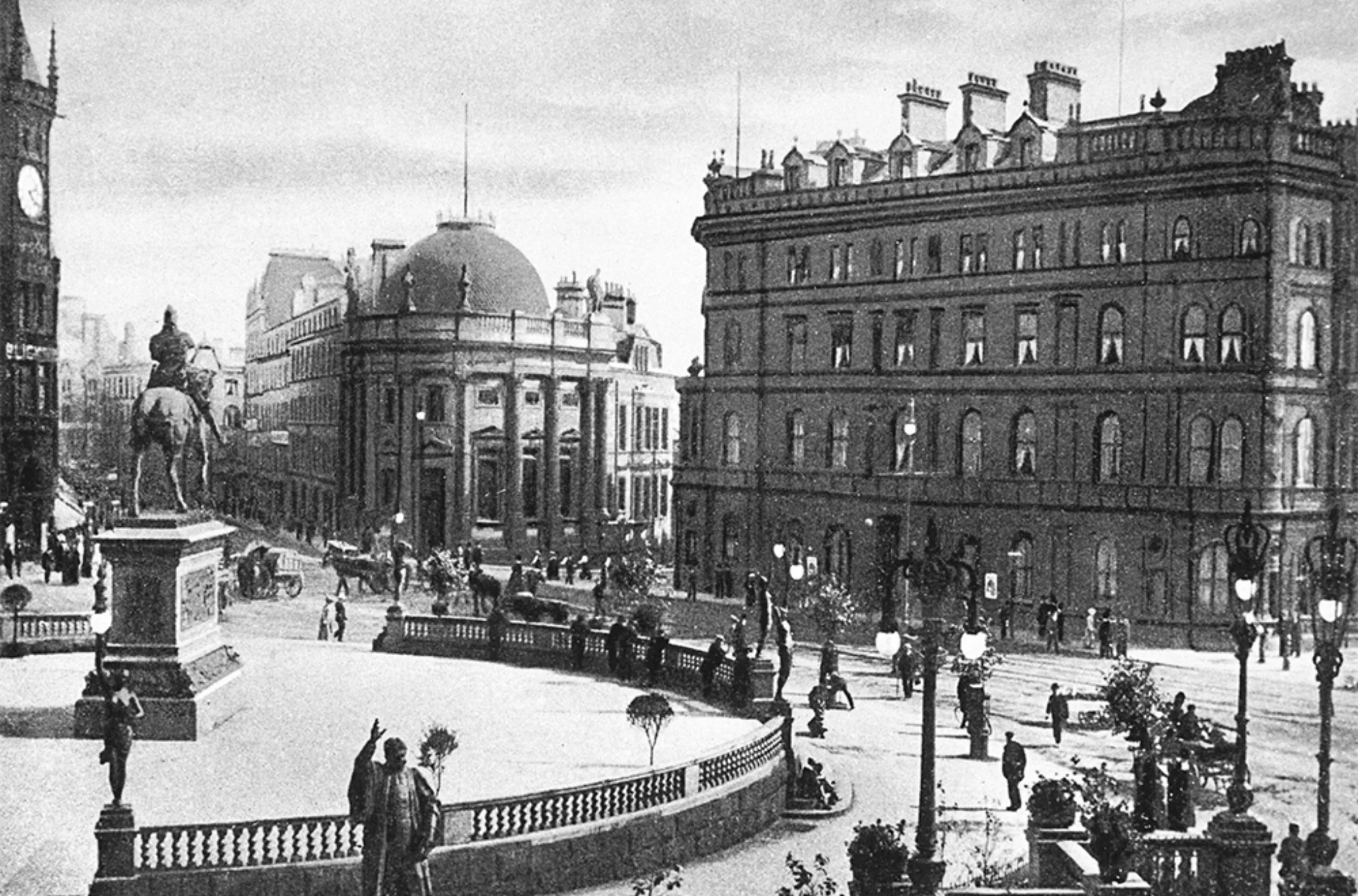 An old black and white photograph of Leeds City square.