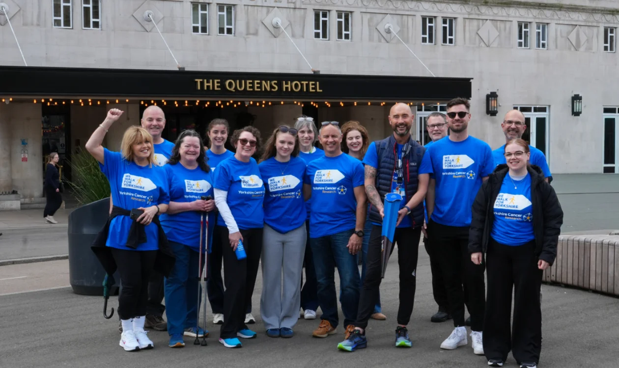 Group photo with everyone in front of the Queens Hotel