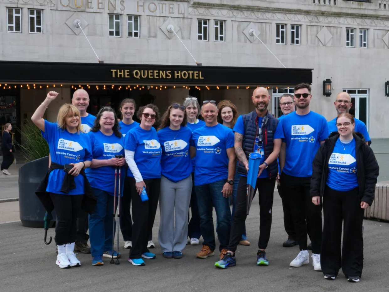 Group photo with everyone in front of the Queens Hotel